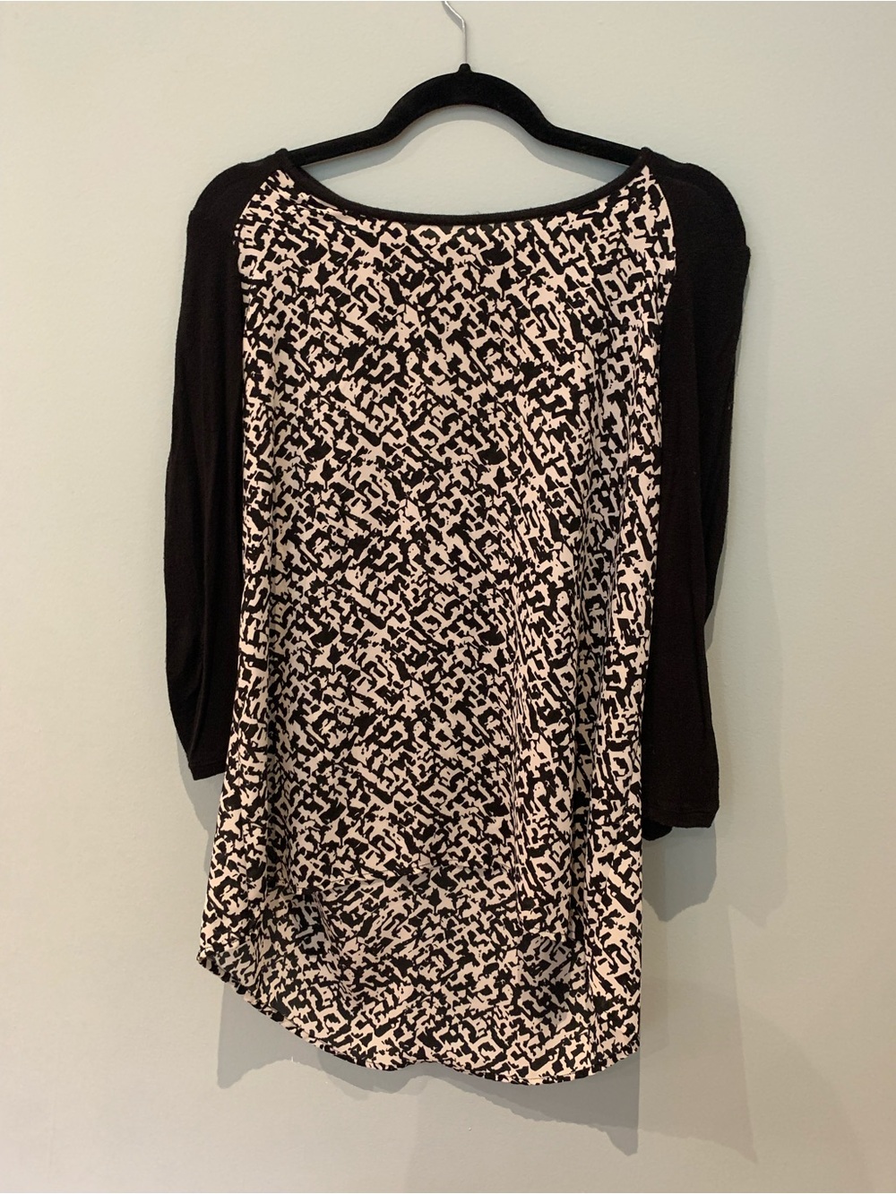 Maurices Black and Cream Patterned Raglan Long Sleeve Top